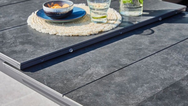Table HIVAOA 180/240 Plateau HPL Coloris:Châssis Graphite/Plateau HPL Noir Ecotax:Prix de vente comprenant l'éco-taxe de 3,14 € 